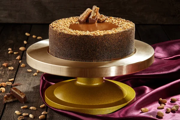 Cheesecake με αλατισμένη καραμέλα, φιστίκια και σοκολάτα — Φωτογραφία Αρχείου
