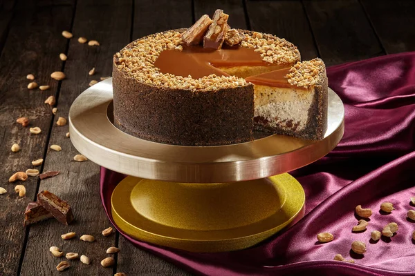 Κομμένο cheesecake με σοκολάτα, ξηρούς καρπούς και αλατισμένη καραμέλα — Φωτογραφία Αρχείου
