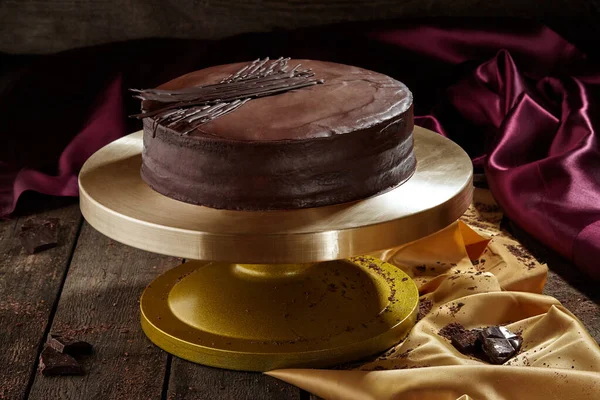 Sachertorte austríaca tradicional com ganache de chocolate escuro — Fotografia de Stock