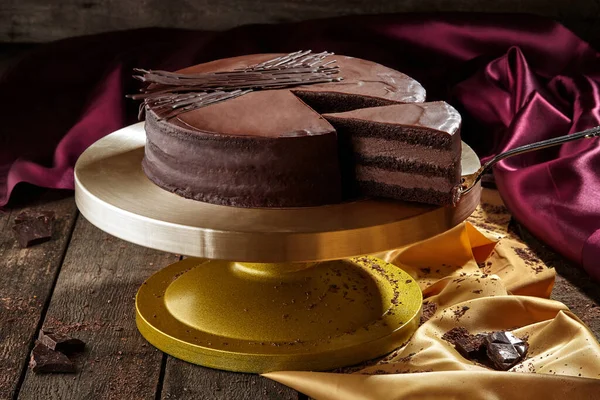 Κέικ σοκολάτας κομμένο σε φέτες με βουτυρόκρεμα σοκολάτας και κερασάκι — Φωτογραφία Αρχείου