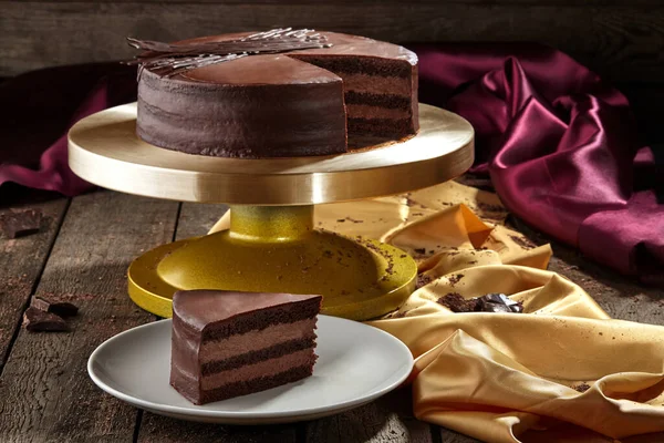 Pastel de esponja de chocolate en rodajas con crema de mantequilla cubierta con ganache —  Fotos de Stock