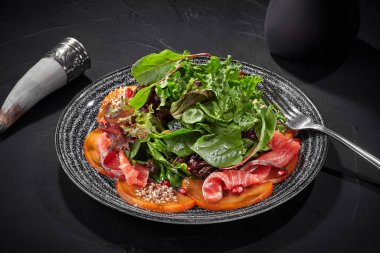 Sebze salatası, hurma ve nar ve cevizli tuzlu somon.