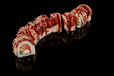 Yılan balığı, karides, somon, tobiko, salatalık ve unagi soslu suşi.