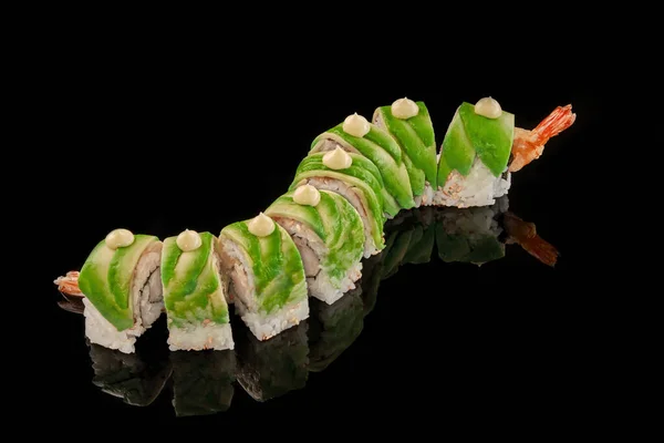 Sushi rolky s krevetami, smetanovým sýrem, avokádem a japonskou majonézou — Stock fotografie