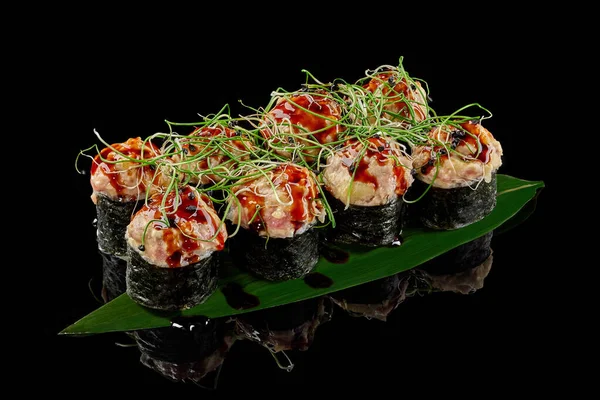 Ton balığı, krem peynir, salatalık, unagi soslu fırında Makizushi dürümü. — Stok fotoğraf