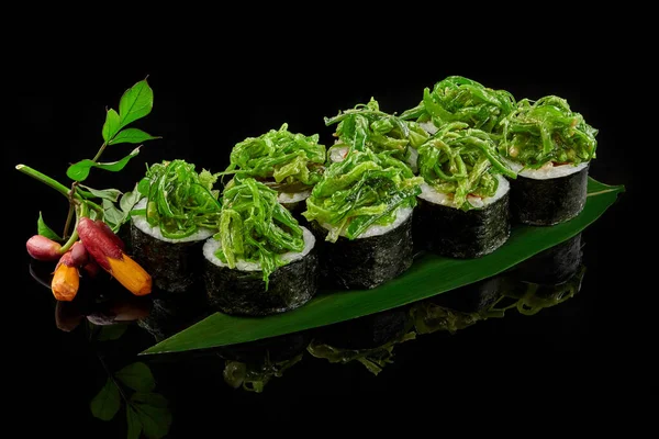 Wakame deniz yosunu, kuşkonmaz ve dolmalık biberli sebzeli Makizushi böreği. — Stok fotoğraf