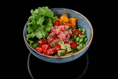 Bir kase ton balığı, mango, domates, avokado, edamame fasulyesi, marul.