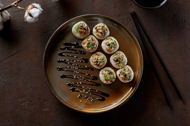 Mamenori 'de suşi, yılan balığı, krem peynir, avokado, daikon, unagi sosu.