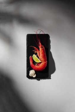Limonlu, sarımsaklı ve taze yeşillikli bir karides.