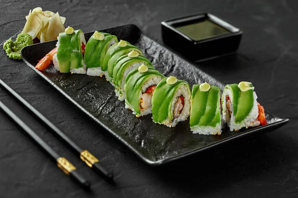 Rouleaux de sushi aux crevettes, tobiko et fromage à la crème avec avocat — Photo