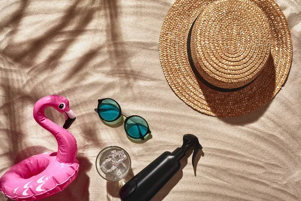 Reizigers vakantie accessoires zijn aangelegd op een wit strand zand. Vlakke lay, bovenaanzicht. — Stockfoto