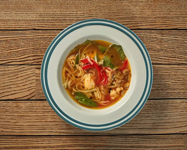 Курячий суп з локшиною, грибами, болгарським перцем та шпинатом — стокове фото