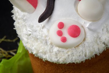 Paskalya pastasında çırpılmış yumurta beyazı üzerine hamur işiyle ilgili detaylar.