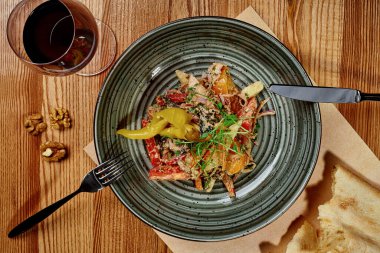 Ceviz soslu ve biberli Gürcü sebze salatası.