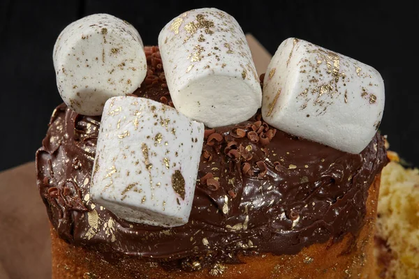 Malvaviscos blancos espolvoreados con oro sobre hielo de chocolate en pastel de Pascua —  Fotos de Stock