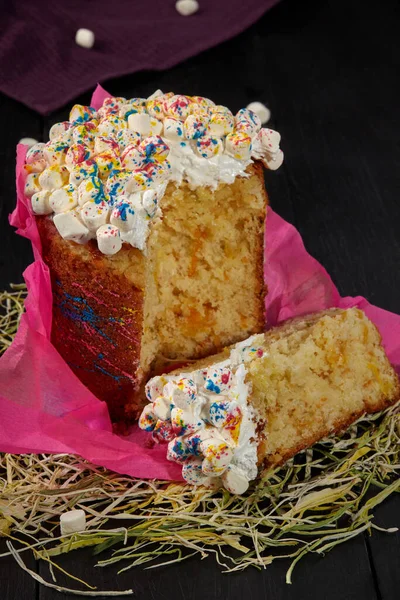 Pastel de Pascua en rodajas con claras de huevo batidas y malvaviscos —  Fotos de Stock