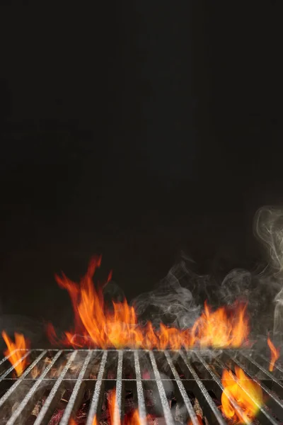 Churrasqueira de verão portátil vazia quente churrasqueira com fogo flamejante brilhante e brasa carvão sobre fundo preto. Conceito de Cookout. Fechar, espaço de cópia — Fotografia de Stock