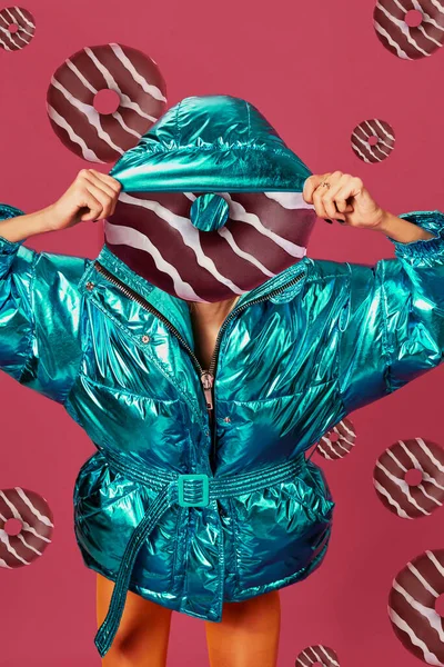 Arte contemporáneo abstracto. Un cuerpo de mujer con cabeza de rosquilla sobre fondo rojo —  Fotos de Stock