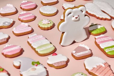 Noel kurabiyelerinin arasında şekerli zencefilli beyaz ayı.