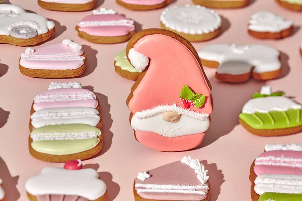 Kurabiyelerin arasında şekerli zencefilli Noel cücesi