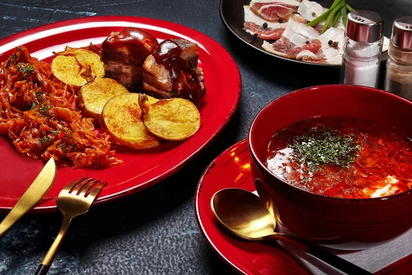 Набір обід червоний борщ, картопля, тушкована капуста, смажений бекон і солоний свинячий живіт — стокове фото