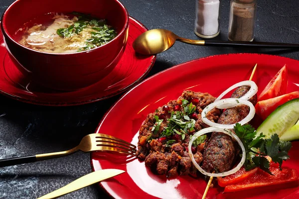 Набір обід з курячим супом, лобіо, шашликом і овочами — стокове фото