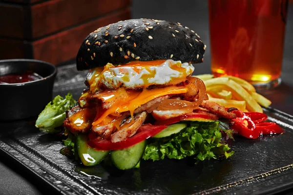 Blck Cheeseburger mit Gemüse, Hühnerfilet, karamellisierten Zwiebeln und Spiegelei — Stockfoto