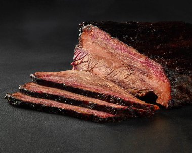 Izgara dana filetosu dilimleri ve gri arka planda barbekü sosu.