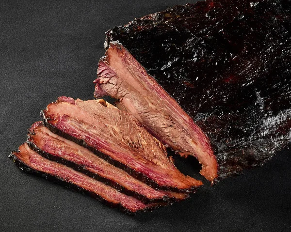 Nakrájená šťavnatá pečená svíčková v barbecue omáčce — Stock fotografie