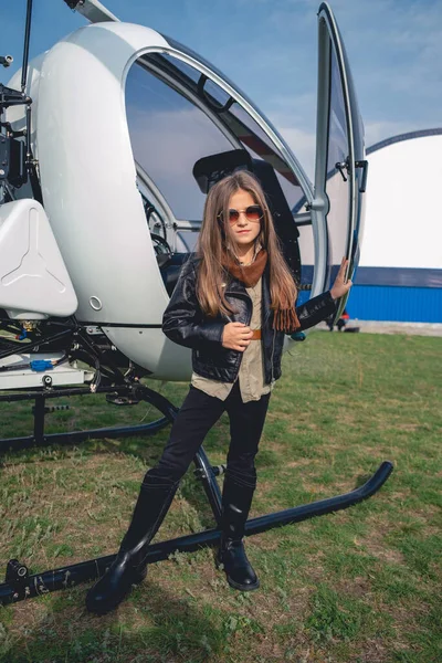 Plně dlouhý portrét dívky v slunečních brýlích poblíž otevřeného vrtulníku — Stock fotografie