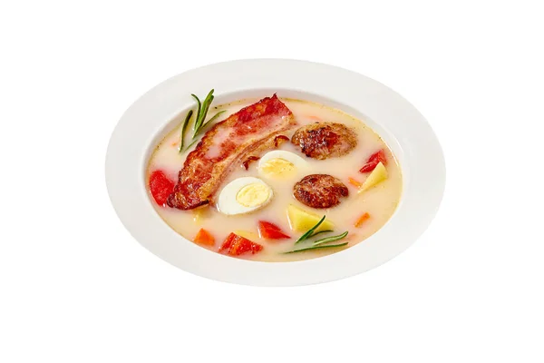 Polská polévka zur se slaninou, klobásami a vejcem izolovaným na bílém — Stock fotografie