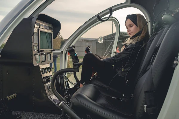 Töprengő tizenéves lány fekete ül másodpilóta ülés helikopter — Stock Fotó