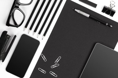 Klipleri, kalem, bardak düz ile boş not etmek yatıyordu.