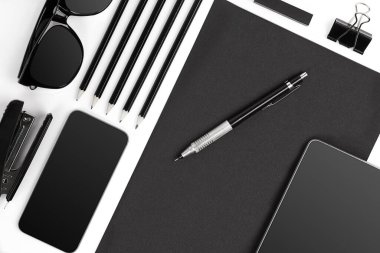 Klipleri, kalem, bardak düz ile boş not etmek yatıyordu.