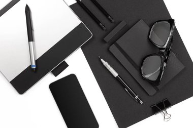 Klipleri, kalem, bardak düz ile boş not etmek yatıyordu.