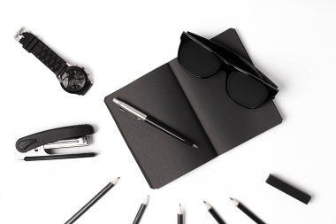 Klipleri, kalem, bardak düz ile boş not etmek yatıyordu.