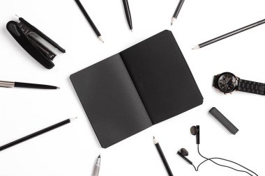 Klipleri, kalem, bardak düz ile boş not etmek yatıyordu.