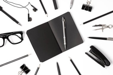 Klipleri, kalem, bardak düz ile boş not etmek yatıyordu.