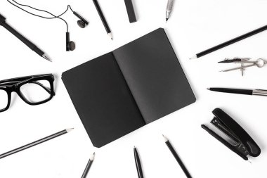 Klipleri, kalem, bardak düz ile boş not etmek yatıyordu.