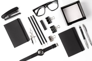 Klipleri, kalem, bardak düz ile boş not etmek yatıyordu.