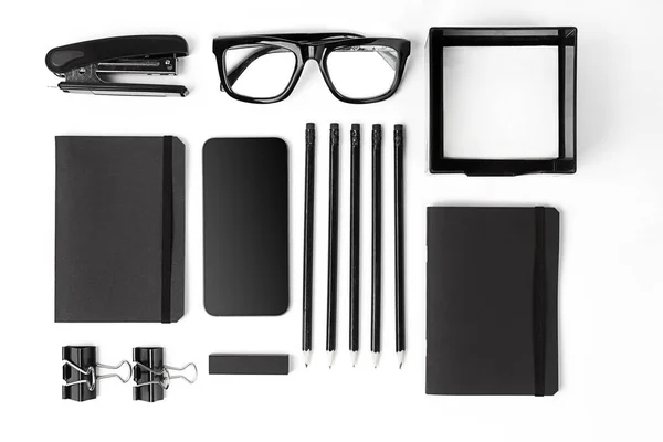 Lekmanna-tomt anteckningsblock med klipp, pennor och glasögon platta. — Stockfoto
