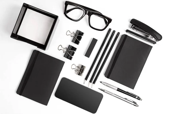 Bloc-notes vierge avec clips, stylos et lunettes à plat . — Photo