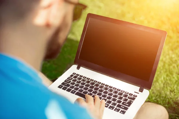 Vista dall'alto mani maschili utilizzando notebook all'aperto in ambiente urbano mentre si digita sulla tastiera, uomo d'affari freelance che lavora sul computer . — Foto Stock