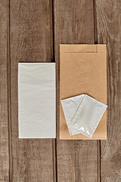 Embalaje de papel Kraft, sobres húmedos y servilletas de papel para entrega de alimentos — Foto de Stock