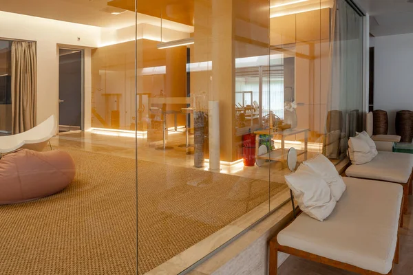 Stylowe części wypoczynkowe w przestronnym apartamencie na otwartym planie ze szklaną ścianą — Zdjęcie stockowe
