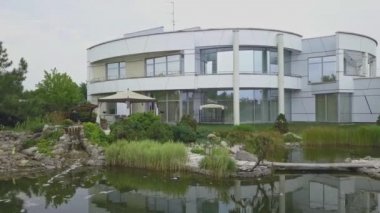 Suni göletin kıyısında bahçeli lüks bir malikane.