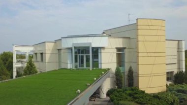 Banliyölerin arka planında büyük verandalı terası olan şık bir malikane.