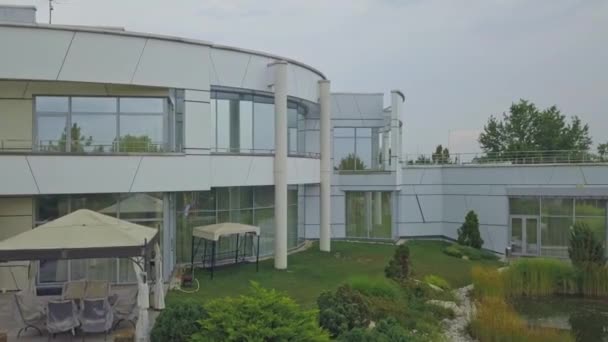 Lussuosa tenuta di campagna con villa e giardino di design con stagno in estate — Video Stock