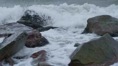 Kıyıdaki kaya parçalarını ezen güçlü deniz dalgaları