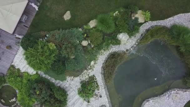 Horní pohled na panskou střechu a upravený rybník na nádvoří v létě — Stock video